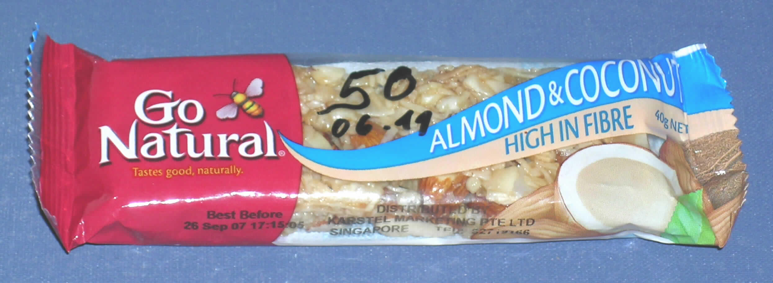 Antragsangaben (als zutreffend unterstellt): Riegel 4016AC Almond & Coconut. Zutaten: geröstete Mandeln 41%, Kokosnuss mit Konservierungsmittel 18 %, Honig 18 %, Glucose, gepuffter Reis, Sojagrieß, Chicoreeextrakt (Inulin).

Beschaffenheit der vorgelegten Warenprobe: Riegel (ca. 12 x 4 x 1 cm) aus ganzen Mandeln, Kokosraspeln und gepufftem Reis. Geschmack: nussig (geröstet), nach Kokosraspeln und süß, nach Honig. Aufmachung: die Ware ist in einer bedruckten, transparenten Folienverpackung aufgemacht. Warenaufschrift (auszugsweise): "Go Natural, Almond & Coconut, High in Fibre, 40 g net". 

Früchte, Nüsse und andere genießbare Pflanzenteile, in anderer Weise zubereitet oder haltbar gemacht, auch mit Zusatz von Zucker, anderweit weder genannt noch inbegriffen, Schalenfrüchte, Erdnüsse und andere Samen, auch miteinander vermischt, andere, einschließlich Mischungen, in unmittelbaren Umschließungen mit einem Gewicht des Inhalts von 1 kg oder weniger, andere als tropische Nüsse, geröstete Nüsse, Mandeln.