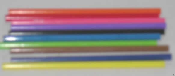 Stifte mit festem Schutzmantel, sog. O-fiz Buntstifte Set 10-teilig, bestehend aus 10 Buntstiften (L x D = 17,3 x 0,6 cm) in verschiedenen Farben, die fest mit mehreren Lagen aus Papier umwickelt ist. Die Außenseite ist in der jeweiligen Schreibfarbe gestaltet.
Die zehn Buntstifte sind in einem bedruckten Karton für den Einzelverkauf aufgemacht. Zwölf dieser Einzelverkaufseinheiten sind zusammen mit anderen für den Einzelverkauf aufgemachten Stiften (nicht Gegenstand dieser vZTA) in einem Display-Karton mit 6 Fächern (Maße: 60 x 17 x 23 cm = L x B x H) verpackt.

Abbildung der Ware im Internet unter:
http://ec.europa.eu/taxation_customs/dds/ebticau_de.htm