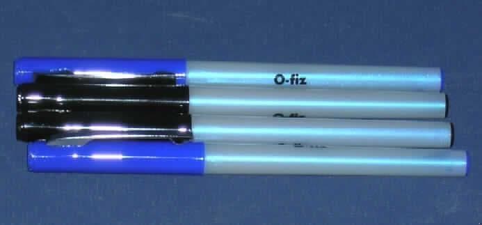 Dem Füllhalter ähnliche Stifte in Form von Schreibern mit Spitze aus Kunststoff, sog. O-fiz CD Marker Set 4-teilig, im Set von 4 Stiften unterschiedlicher Farbe (zwei in Blau, zwei in Schwarz schreibend). Jeder Stift besteht aus einem Kunststoffgehäuse und Verschlusskappe in der jeweiligen Schreibfarbe (Maße: 14,3 x 1 cm = L x D). 
Die Stifte sind mit einem farbegetränkten, watteähnlichen Abschnitt befüllt. Die Kunststoffspitze weist einen Innenkanal mit ungleichmäßigem Querschnitt auf.
Die vier Stifte sind auf einer bedruckten Pappkarte für den Einzelverkauf aufgeblistert. Zehn dieser Einzelverkaufseinheiten sind zusammen mit anderen für den Einzelverkauf aufgemachten Stiften (nicht Gegenstand dieser vZTA) in einem Display-Karton mit 6 Fächern (Maße: 60 x 17 x 23 cm = L x B x H) verpackt.

Abbildung der Ware im Internet unter:
http://ec.europa.eu/taxation_customs/dds/ebticau_de.htm