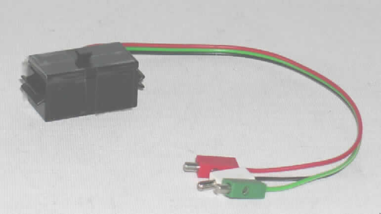 Elektronisches Gerät für physikalische Untersuchungen (fotometrische Messungen), kein Belichtungsmesser, so genannter Farbsensor, im Wesentlichen bestehend aus einem ca. 3 cm x 1,5 cm x 1,5 cm großen Kunststoffgehäuse, in dem sich eine Leuchtdiode (rote LED) und ein Fototransistor befinden, mit 3 elektrischen Anschlusskabeln (äußere Form: siehe Abbildung).
Das von der LED erzeugte rote Licht wird von der zu untersuchenden Fläche reflektiert und vom Fototransistor erfasst. Dieser erzeugt daraus eine Spannung, anhand derer die Farbe der Fläche ermittelt werden kann.
Der Farbsensor wird u.a. in Spielzeugen verwendet.
