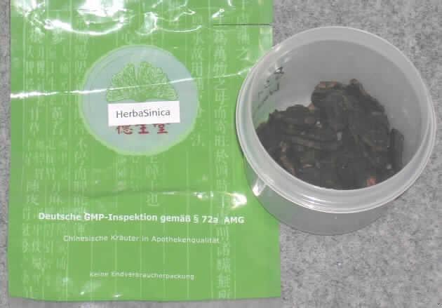Rehmanniae Radix.

Antragsangaben (als zutreffend unterstellt): Wurzelknolle von Rehmannia glutinosa Libosch als Ausgangsstoff für ärztliche Rezepte der traditionellen chinesischen Medizin. Die Ware wird nach dem Shengdihuang-Verfahren behandelt, dabei wird die Ware schonend am Feuer getrocknet, mit Dampf durchfeuchtet und in Scheiben oder Würfel geschnitten.

Beschaffenheit des vorgelegten Warenmusters: dunkelbraune bis schwarze, spröde, unregelmäßige Scheiben, leicht süß-sauer und kräutrig schmeckend. Aufmachung: grüne Original-Kunststofffolie mit einem Inhalt von 100 g mit Angaben zu Identität, Reinheit und verschiedenen Rückständen und zur Tagesdosis von 9-15 g. Angaben zur Anwendung sind nicht vorhanden.
Zuckerzusatz gemäß ZAnm 3, 1. Anstrich Kap 20: enthalten.

Das Dämpfen führt zum Ausschluss aus den Position 1211 oder 0714.

Früchte, Nüsse und andere genießbare Pflanzenteile, in anderer Weise zubereitet oder haltbar gemacht, auch mit Zusatz von Zucker, anderen Süßmitteln oder Alkohol, anderweit weder genannt noch inbegriffen, andere als in den UPos 2008 11 bis 2008 92 genannt, ohne Zusatz von Alkohol, mit Zusatz von Zucker, in unmittelbaren Umschließungen mit einem Gewicht des Inhalts von 1 kg oder weniger, andere.