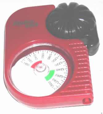 Schwimmender Dichtemesser, so genannter Batteriesäureprüfer Hydro Volt (Art. Nr. 85 52 52), im Wesentlichen bestehend aus einem ca. 9 cm x 13 cm x 2,5 cm großen Kunststoffgehäuse mit Ansaugball und Sichtfenster, in dem sich ein Alltemperatur-Zwillingsmesswerk mit Skaleneinteilung befindet.
Mit Hilfe des integrierten Ansaugschlauches wird die Messkammer vollständig mit Batteriesäure gefüllt und anhand des Messwerkes die Säuredichte ermittelt. Markierungsfelder auf der Messscheibe erlauben das Ablesen des Ladezustands (rot = entladen, grün = geladen) der Batterie.
Das Gerät ist in einem Pappkarton mit aufgedruckter Bedienungsanleitung verpackt.
Ein Bild der Ware befindet sich im Internet unter http://ec.europa.eu/taxation_customs/dds/ebticau_de.htm.