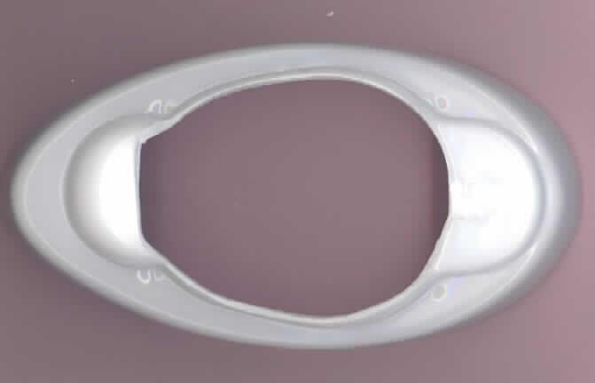 Erkennbares Teil für eine menschliche Prothese, in Form einer ca. 10,5 cm langen, ca. 6 cm breiten und bis zu 3 cm hohen Kunststoffkappe. Die ovalförmige Kappe ist speziell geformt und weist oben eine Öffnung auf. Sie stellt ein erkennbares Verbindungsteil zwischen einem Fußprothesengelenk und einer Beinprothesenkosmetik dar.

Die Ware ist in einer Kunststofftüte verpackt.

Ein Bild der Ware ist im Internet unter http://ec.europa.eu/taxation_customs/dds/ebticau_de.htm
zu finden.