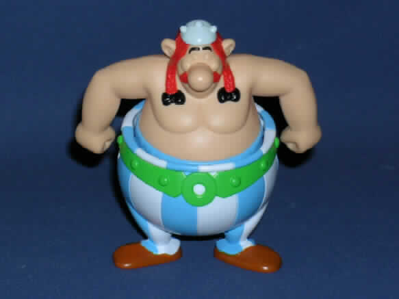 Anderes als zuvor von der Position 9503 erfasstes Spielzeug, aus Kunststoff, sog. Motiv Obelix aus der Aktion "Mc Donald's - Asterix 2008".
Es handelt sich um ein zweiteiliges Spielzeug, bestehend aus einer ca.10, 5 cm großen, starren Figur, vollständig aus Kunststoff (charakterbestimmend nach Umfang und in Bezug auf die Verwendung) und einer noch nicht zusammengebauten Hürde aus Papier in Form zweier Säulen mit oberem und unteren Querträger. Die Figur stellt den Gallier Obelix mit roten, zu Zöpfen geflochtenen Haaren und nacktem Oberkörper dar, der mit einem Helm, einer blau und weiß gestreiften Hose und braunen Schuhen bekleidet ist. Am linken Hosenbein ist ein Knopf integriert. Drückt man ihn, so schießt der Rumpf von Obelix katapultartig aus der Hose über die vor ihm aufgebaute Hürde. Nun ist die Figur lediglich mit einer blauen Unterhose bekleidet, auf die ihre Füße aufgemalt sind.
Das Erzeugnis dient der spielerischen Unterhaltung von Kindern und ist in einem Polyethylenbeutel verpackt.
Ein Bild der Ware ist im Internet unter http://europa.eu.int/comm/taxation_customs/dds/de/ebticau.htm zu finden.