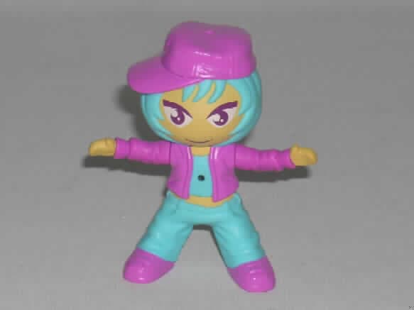Puppe, nur Nachbildungen von Menschen darstellend, nicht handgearbeitet, in Form einer zusammengesetzten Ware, sog. Motiv "Chillin' Girl" aus der Aktion "Mc Donald's - Street Doodz 2008".
Es handelt sich um eine ca. 10,2 cm große, batteriebetriebene Puppe mit beweglichen, ausgestreckten Armen, aus Kunststoff, ein Mädchen darstellend (charakterbestimmender Bestandteil der zusammengesetzten Ware), die im Innern des Körpers mit einem Soundmodul und einem Bewegungsmelder ausgestattet ist. Die großen, schräggestellten Augen und der Mund sind aufgemalt. Die Haare und die Kleidung (Top, Jacke, lange Hose, Schuhe und Kappe) sind türkis oder pinkfarben gestaltet, das Top weist ebenso ein Loch auf wie die Kappe. Schaltet man den Knopf auf der Rückseite der Kappe ein, so wird der Bewegungsmelder aktiviert, der bei registrierten Bewegungen eine von drei Melodien startet.
Die Puppe dient Kindern zur spielerischen Unterhaltung und ist in einem Polyethylenbeutel verpackt.
Ein Bild der Ware ist im Internet unter http://europa.eu.int/comm/taxation_customs/dds/de/ebticau.htm zu finden.