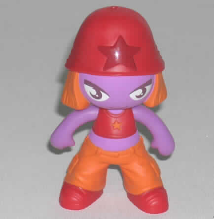 Puppe, nur Nachbildungen von Menschen darstellend, nicht handgearbeitet, in Form einer zusammengesetzten Ware, sog. Motiv "DJ Girl" aus der Aktion "Mc Donald's - Street Doodz 2008".
Es handelt sich um eine ca. 10,2 cm große, batteriebetriebene Puppe mit beweglichen Armen, aus Kunststoff, ein Mädchen darstellend (charakterbestimmender Bestandteil der zusammengesetzten Ware), die im Innern des Körpers mit einem Geräusch-Sensor und einer LED ausgestattet ist. Die großen, schräggestellten Augen und der Mund sind aufgemalt. Haut, Haare und Kleidung (Top, lange Hose, Schuhe und Helm) sind orange, rot oder pinkfarben gestaltet, der Helm ist an der Stirnseite mit einem Stern und oben mit einem Loch versehen. Schaltet man den Knopf auf der Rückseite des Helmes ein und klatscht in die Hände, so leuchtet die LED hinter dem Stern auf.
Die Puppe dient Kindern zur spielerischen Unterhaltung und ist in einem Polyethylenbeutel verpackt.
Ein Bild der Ware ist im Internet unter http://europa.eu.int/comm/taxation_customs/dds/de/ebticau.htm zu finden.