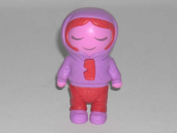 Puppe, nur Nachbildungen von Menschen darstellend, nicht handgearbeitet, sog. Motiv "Dozin' Girl" aus der Aktion "Mc Donald's - Street Doodz 2008".
Es handelt sich um eine ca. 10,2 cm große, batteriebetriebene Puppe mit beweglichen Beinen, aus Kunststoff, ein Mädchen darstellend, die im Innern des Körpers mit einem Soundmodul ausgestattet ist. Die großen, geschlossenen Augen und der Mund sind aufgemalt. Haut, Haare und Kleidung (Anorak mit Kapuze, lange Hose, Schuhe und Sonnenbrille) sind  rot oder pinkfarben gestaltet. Schaltet man den Knopf auf dem Rücken der Puppe ein und drückt auf die Sonnenbrille, so ertönen Schlaf- bzw. Schnarchgeräusche.
Die Puppe dient Kindern zur spielerischen Unterhaltung und ist in einem Polyethylenbeutel verpackt.
Ein Bild der Ware ist im Internet unter http://europa.eu.int/comm/taxation_customs/dds/de/ebticau.htm zu finden.