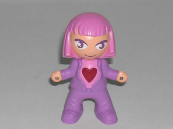 Puppe, nur Nachbildungen von Menschen darstellend, nicht handgearbeitet, in Form einer zusammengesetzten Ware, sog. Motiv "Lovin' Girl" aus der Aktion "Mc Donald's - Street Doodz 2008".
Es handelt sich um eine ca. 10,2 cm große, batteriebetriebene Puppe mit drehbarem Kopf, aus Kunststoff, ein Mädchen darstellend (charakterbestimmender Bestandteil der zusammengesetzten Ware), die im Innern des Körpers mit einer LED ausgestattet ist. Die großen, schräggestellten Augen und der Mund sind aufgemalt. Haare und Kleidung (Top, Jacke, lange Hose und Schuhe) sind rosa oder pinkfarben gestaltet, das Top weist ein Herz, die Hände metallenen Kontakte auf. Schaltet man den Knopf auf dem Rücken der Puppe ein und fasst sie an beiden Händen, so leuchtet die LED hinter dem Herzen auf.
Die Puppe dient Kindern zur spielerischen Unterhaltung und ist in einem Polyethylenbeutel verpackt.
Ein Bild der Ware ist im Internet unter http://europa.eu.int/comm/taxation_customs/dds/de/ebticau.htm zu finden.