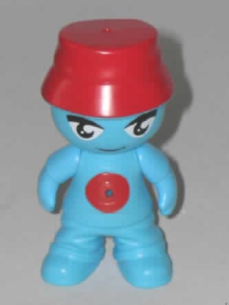 Puppe, nur Nachbildungen von Menschen darstellend, nicht handgearbeitet, in Form einer zusammengesetzten Ware, sog. Motiv "Chillin' Dood" aus der Aktion "Mc Donald's - Street Doodz 2008".
Es handelt sich um eine ca. 10,2 cm große, batteriebetriebene Puppe mit beweglichen Armen, aus Kunststoff, einen Jungen darstellend (charakterbestimmender Bestandteil der zusammengesetzten Ware), die im Innern des Körpers mit einem Soundmodul und einem Bewegungsmelder ausgestattet ist. Die großen, schräggestellten Augen und der Mund sind aufgemalt. Der Körper und die Kleidung (kurzärmeliges T-Shirt, lange Hose und Schnürschuhe) sind blau gestaltet, das Shirt weist einen roten Kreis mit Loch auf der Brust auf. Auf dem Kopf trägt der Junge einen roten Hut, der ebenfalls ein Loch aufweist. Schaltet man den Knopf auf der Rückseite des Hutes ein, so wird der Bewegungsmelder aktiviert, der bei registrierten Bewegungen eine von drei Melodien startet.
Die Puppe dient Kindern zur spielerischen Unterhaltung und ist in einem Polyethylenbeutel verpackt.
Ein Bild der Ware ist im Internet unter http://europa.eu.int/comm/taxation_customs/dds/de/ebticau.htm zu finden.