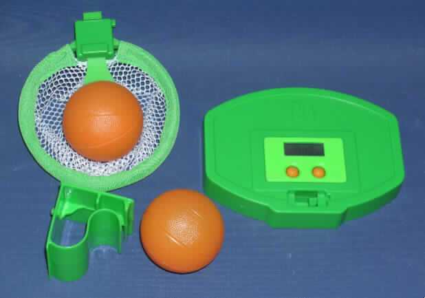 Anderes als zuvor von der Position 9503 erfasstes Spielzeug aus Kunststoff, sog. Basketball Alarm Clock aus der Serie "Mc Donalds - Birthday Party Program 2008".

Bei der mehrteiligen, teilweise noch nicht zusammengesetzten Ware handelt es sich um ein Erzeugnis in Form einer Nachbildung eines Basketballspiels mit integrierter Uhr, bestehend aus:
- einem Zielbrett aus Kunststoff (ca. 12,5 x 2 x 9 cm, L/B/H) mit integrierter Anzeigetafel in Form einer Uhr, 
- einem Korb bestehend aus einem Ring (Durchmesser: ca. 9,5 cm) aus Kunststoff und einem Netz aus Spinnstoff,
- einer Halterung aus Kunststoff zur Befestigung des Spiels z.B. auf einer Tischkante sowie
- zwei Bällen aus orangefarbenem Kunststoff (Durchmesser: ca. 5 cm).

Die batteriebetriebene Uhr mit Kleinuhrwerk beinhaltet eine einstellbare Alarmfunktion; durch das Einwerfen eines Balls in den Korb kann das akustische Signal über eine Kontaktfläche ausgeschaltet werden.

Die zusammengesetzte Ware aus Spielzeug und Uhr dient aufgrund des Gesamterscheinungsbildes hauptsächlich der spielerischen Unterhaltung von Kindern. Hinsichtlich der stofflichen Zusammensetzung ist der Kunststoff charakterbestimmend.
Das Erzeugnis ist in einem Pappkarton verpackt.
  
Ein Bild der Ware ist im Internet unter
http://europa.eu.int/comm/taxation_customs/dds/de/ebticau.htm zu finden.