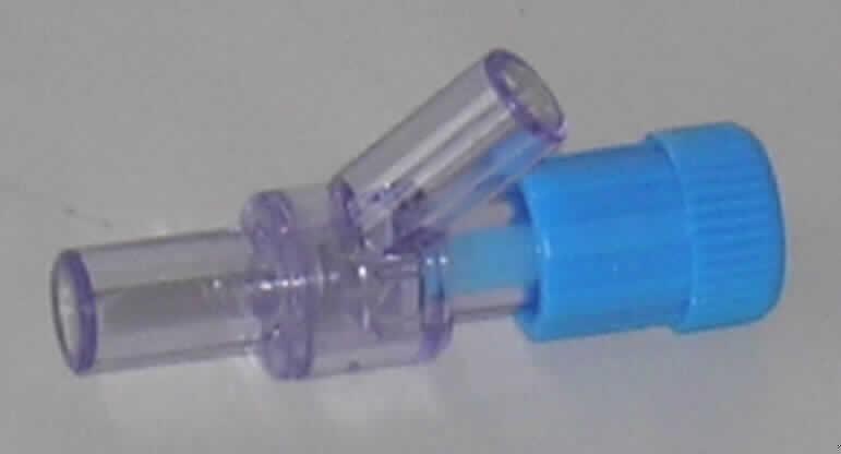 Teil, erkennbar hauptsächlich zur Verwendung für medizinische Infusionssysteme, sog. Y-Konnektor mit Schlauchansatz, in Form eines Infusionsschlauch-Verbindungsstücks mit drei Anschlussstellen, davon eine mit integriertem Ventilmechanismus (Luer-Kegel) und Verschlusskappe, die u. a. geeignet ist zum Einspritzen von Medikamenten mittels Spritze, bzw. zum Aspirieren von Blut für Laboruntersuchungen. Der Austritt von Blut- oder Infusionsflüssigkeit, sowie der Lufteintritt in das System werden durch die Ventilfunktion verhindert. Der Konnektor stellt somit ein Schlauchverbindungsstück mit medizinisch sinnvoller Zusatzfunktion dar (z. B.Vermeidung von Punktion mit Kanüle).

Ein Bild der Ware befindet sich im Internet unter http://ec.europa.eu/taxation_customs/dds/ebticau_de.htm.