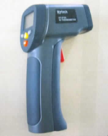 Elektronisches Pyrometer, nicht mit anderen Instrumenten der Position 9025 kombiniert, nicht für zivile Luftfahrzeuge bestimmt, so genanntes Infrarot-Thermometer (Artikelnr. 81430), im Wesentlichen bestehend aus einem 9,0 x 17,1 x 4,2 cm (B x H x T) großen pistolenförmigen Gehäuse mit Bedienelementen und Display, in dem sich die Elektronik und Laserdiode befinden.
Das Pyrometer misst berührungslos die Oberflächentemperatur von Lebensmitteln.
Äußere Form: siehe Abbildung