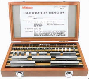 Längenmessinstrument für den Handgebrauch, keine Ware der Unterposition 9017 30, in Form von Maßstäben, sog. Endmaß-Satz aus Keramik, im Wesentlichen bestehend aus Keramikblöcken ohne Maßeinteilung, die jeweils eine bestimmte Länge mit hoher Genauigkeit verkörpern (sog. Maßverkörperung). Die Endmaße sind aufgrund ihrer Eigenschaften (Größe, Gewicht) dazu geeignet, in der Hand gehalten zu werden und dienen dem Einstellen und Kalibrieren von Messgeräten, Werkzeugmaschinen, Bügelmessschrauben und ähnlichen Geräten sowie als sekundäre Normale zum direkten Messen.
Ein Satz mit mehreren Parallelendmaßen ist in einem speziell dafür gestalteten, kofferähnlichen Behältnis zum dauernden Gebrauch verpackt.

Ein Bild der Ware befindet sich im Internet unter http://ec.europa.eu/taxation_customs/dds/ebticau_de.htm.