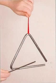 Schlaginstrument (Triangel), 
aus einem zu einem gleichseitigen Dreieck gebogenen Stahlstab mit textilem Halteband (Kantenlänge 16 cm), der durch Anschlagen mit einem beigefügten Eisenstab zum Schwingen gebracht wird. Aufgrund der Beschaffenheit kennzeichnet sich das in einem bedruckten Pappumschlag verpackte Erzeugnis als Musikinstrument.