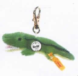 Spielzeug, ein Tier darstellend, Füllmaterial enthaltend, in Form einer zusammengesetzten Ware, sog. Motiv "Kroko Krokodil Schlüsselanhänger", EAN 056048.

Es handelt es sich um eine zusammengesetzte Ware, bestehend aus einem Schlüsselring und einem Plüschtier in Gestalt eines Krokodils.
Der ca. 3 cm große Schlüsselanhänger aus Stahl besteht aus einem Karabiner mit Drehgelenk. Die ca. 13 cm große Tierfigur ist mittels einer Textilschlaufe am Drehgelenk des Schlüsselrings befestigt. Ihr Körper besteht überwiegend aus grünfarbenem Plüsch und enthält Füllmaterial. Die Figur bestimmt insbesondere aufgrund ihrer Größe den Charakter der zusammengesetzten Ware.

Ein Bild der Ware befindet sich im Internet unter:
http://ec.europa.eu/taxation_customs/dds/ebticau_de.htm.