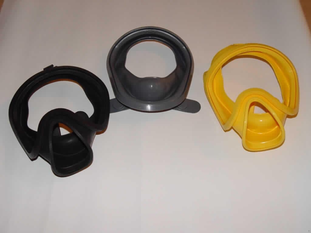 Teil, erkennbar hauptsächlich für eine Gasmaske bestimmt, sog. Maskenkörper, im Wesentlichen bestehend aus einer speziell geformten, mit verschiedenen Befestigungselementen und einer Aussparung für das Gesicht versehenen Vorrichtung aus je nach Ausführung einer Gummimischung oder Silikon. Die Ware bildet den Grundkörper einer Gasmaske und wird in verschiedenen Gasmaskentypen verwendet.
Ein Bild der Ware befindet sich im Internet unter http://ec.europa.eu/taxation_customs/dds/ebticau_de.htm.
