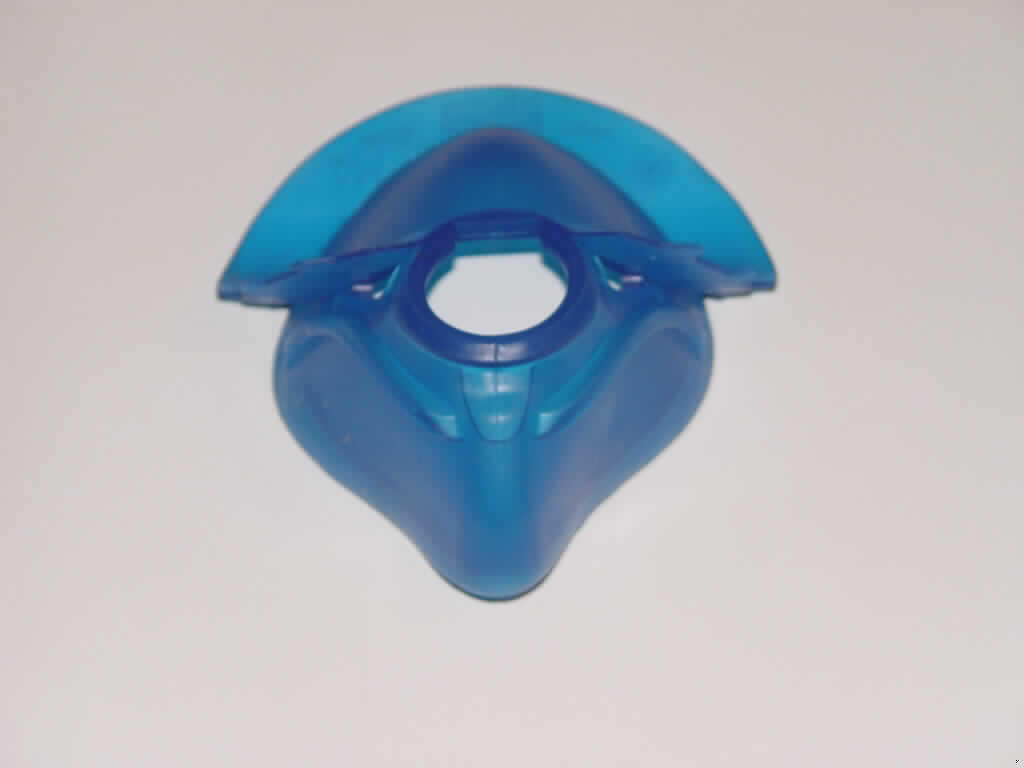 Teil, erkennbar hauptsächlich für eine Gasmaske bestimmt, sog. Innenmaske, im Wesentlichen bestehend aus einer speziell geformten, mit Aussparung für Mund und Nase versehenen Vorrichtung aus Silikon. Die Ware dient als Innenmaske einer Gasmaske und wird in verschiedenen Gasmaskentypen verwendet.
Ein Bild der Ware befindet sich im Internet unter http://ec.europa.eu/taxation_customs/dds/ebticau_de.htm.
