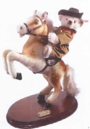 Spielzeug, Tiere darstellend, Füllmaterial enthaltend, sog. Motiv "Rough Rider", EAN 038457.

Es handelt sich bei dem ca. 30 cm großen Erzeugnis um ein Pferd auf einem Sockel mit einem Reiter in Gestalt eines Plüschbären. Pferd und Plüschteddy, teilweise beweglich und Füllmaterial enthaltend, sind untrennbar miteinander verbunden. 

Ein Bild der Ware befindet sich im Internet unter:
http://ec.europa.eu/taxation_customs/dds/ebticau_de.htm.