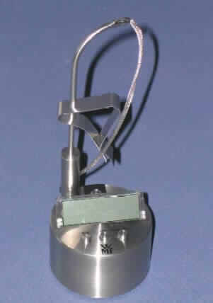 "Marmeladenthermometer mit Timer"
Zusammengesetzte Ware aus
- Kurzzeitmesser (Minuten- und Sekundenzähler), keine Zeitgeber-Baugruppe, mit batteriebetriebenem Uhrwerk, Flüssigkristallanzeige und drei Funktionstasten an der Oberseite, für die Zeiterfassung bis max. 99 Minuten und 59 Sekunden, mit vor- und rückwärtigem Zeitablauf, Alarmton bei Erreichen der eingestellten Zeit und 
- elektronischem Thermometer (passgenau in eine Aufnahme des Kurzzeitmessers einsetzbar), mit einem ca.17 cm langen Fühler mit einem Klipp zur Befestigung am Kochtopf, mit dem Gehäuse durch ein mit einem Metallgeflecht überzogenes Kabel verbunden. Das Kabel kann durch einen Aufrollmechanismus eingezogen werden. Die Temperaturanzeige erfolgt durch ein LCD-Display, das auch die voreingestellte und die verbleibende Zeit anzeigt.
Das Gehäuse besteht den Antragsangaben zufolge aus Edelstahl.
Abmessungen ca. 68 x 68 x 180 mm (LxBxH).
Ein charakterbestimmender Bestandteil ist nicht ermittelbar.