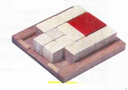 Puzzle aus Holz, nicht handgearbeitet, sog. "Teufelslabyrinth (No.2)", Art. Nr. 2513.
Es handelt sich um ein Geschicklichkeitsspiel aus Holz in Form eines rechteckigen, an einer Seite geöffneten Rahmens mit hölzerner Grundplatte, in den würfelförmige und rechteckige Steine aus hellem Holz, sowie ein quadratscher Stein aus rotgefärbtem Holz eingesetzt sind.
Durch geschicktes Hin- und Herschieben soll der rote Stein zu der Öffnung gelangen.
Das Erzeugnis  ist in einer bunt bedruckten, einem Buch nachempfundenen Box aufgemacht.
Ein Bild der Ware ist im Internet unter http://ec.europa.eu/taxation_customs/dds/ebticau_de.htm zu finden.