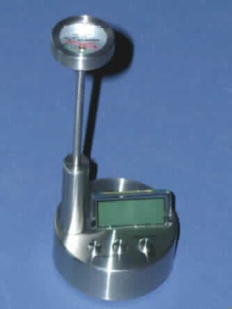 "Teethermometer mit Timer"
Zusammengesetzte Ware aus
- Kurzzeitmesser (Minuten- und Sekundenzähler), keine Zeitgeber-Baugruppe, mit batteriebetriebenem Uhrwerk, LC-Display und drei Funktionstasten an der Oberseite, für die Zeiterfassung bis max. 99 Minuten und 59 Sekunden, mit vor- und rückwärtigem Zeitablauf, Alarmton bei Erreichen der eingestellten Zeit und 
- nichtelektronischem Thermometer (passgenau in eine Aufnahme des Kurzzeitmessers einsetzbar), nicht flüssigkeitsgefüllt mit einem ca.13 cm langen Fühler mit darauf angebrachter Rundskala (Durchmesser ca. 25 mm) mit einer Temperaturanzeige im Bereich von 40° - 110° C.
Das Gehäuse besteht den Antragsangaben zufolge aus Edelstahl.
Abmessungen ca. 59 x 59 x 130 mm (LxBxH).
Ein charakterbestimmender Bestandteil ist nicht ermittelbar.