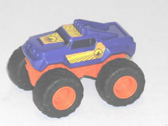 Anderes als zuvor von der Position 9503 erfasstes Modell, in Form eines Fahrzeugs, aus Kunststoff, sog. Baja Racer aus der Aktion "Mc Donald´s - Pucca / Monster Trucks 2008".
Es handelt sich um das ca. 8,5 cm x 6 cm x 6,5 cm (LxBxH) große Modell eines Monstertrucks. Er besteht aus einem Pritschenwagen aus dunkelblauem Kunststoff mit gelben Aufklebern, der auf einem orangefarbenen Fahrzeugunterbau mit zwei beweglichen Achsen und vier ca. 32 mm x 18 mm (Durchmesser x Breite) großen, beweglichen Rädern aufgebaut ist. 
Das Fahrzeugmodell ist zusammen mit einem Beipackzettel in einem Polyethylenbeutel für den Einzelverkauf aufgemacht und dient Kindern zum Spielen.
Ein Bild der Ware ist im Internet unter http://europa.eu.int/comm/taxation_customs/dds/de/ebticau.htm zu finden.