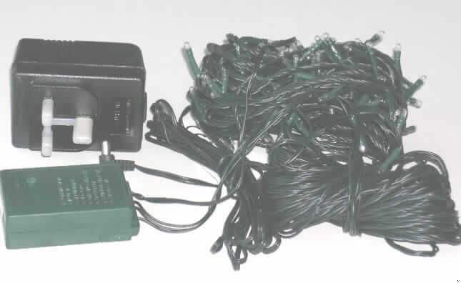 Elektrischer Beleuchtungskörper, anderweit weder genannt noch inbegriffen, von der für Weihnachtsbäumen verwendeten Art, in Form einer sog. Lichterkette für die Innen- und Außenbeleuchtung. Es handelt scih im Wesentlichen um eine 15,5 m lange Girlande/Lichterkette mit wahlweise einstellbarem Stand-, Blinklicht (insgesamt acht verschiedene Lichteffekte), bestehend aus einem grünen Kabel aus Kunststoff mit 180 in Reihe geschalteten Mini-Glühlampen (klar leuchtend - in einem Abstand von je ca. 5 cm angeordnet) befestigt jeweils in einer Kunststofffassung, ausgestattet mit einer Steckvorrichtung zum Verbinden an einen Adapter (nicht Gegenstand dieser vZTA). Die Ware ist in einem bedruckten Umkarton verpackt.

Ein Bild der Ware ist im Internet unter http://ec.europa.eu/taxation_customs/dds/ebticau_de.htm  zu finden.