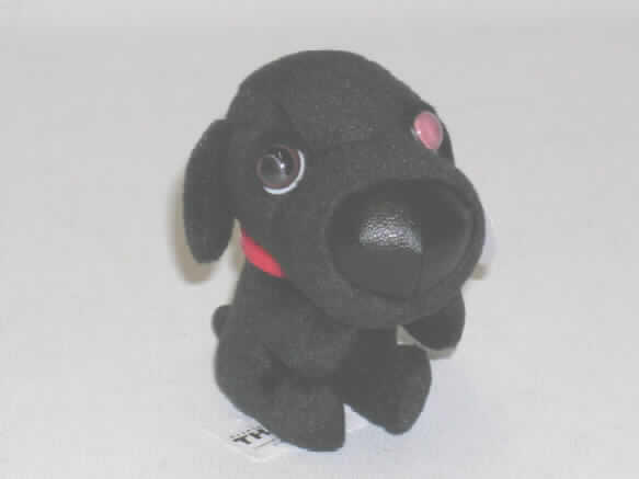 Spielzeug, ein Tier darstellend, Füllmaterial enthaltend, sog. Labrador Retriever aus der Aktion "Mc Donald´s - The Dog 2008".
Es handelt sich um einen ca. 9,5 cm großen Hund (Labrador Retriever) aus schwarzem Plüschspinnstoff, der einem im Verhältnis zum Körper sehr großen Kopf aufweist. Er ist mit weichem Material gefüllt. Augen und Nase des Tieres bestehen aus Kunststoff. Um den Hals trägt es ein rotes Halsband aus Kunststoff, das im Nacken mit einer Spinnstoffkordel am Tier befestigt ist, so dass es auch als Anhänger verwendet werden kann. 
Das Spielzeugtier ist zusammen mit einem Beipackzettel in einem Polyethylenbeutel für den Einzelverkauf aufgemacht und dient der spielerischen Unterhaltung von Kindern.
Ein Bild der Ware ist im Internet unter http://europa.eu.int/comm/taxation_customs/dds/de/ebticau.htm zu finden.