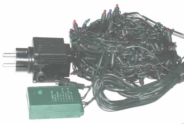 Elektrischer Beleuchtungskörper, anderweit weder genannt noch inbegriffen, von der für Weihnachtsbäumen verwendeten Art, in Form einer sog. Lichterkette für die Innen- und Außenbeleuchtung. Es handelt sich im Wesentlichen um eine ca. 23 m lange Girlande/Lichterkette mit wahlweise einstellbarem Stand-, Blinklicht (insgesamt acht verschiedene Lichteffekte), bestehend aus einem grünen Kabel (mit ca. 10 m langer Zuleitung) aus Kusntstoff mit 260 in Reihe geschalteten Mini-Glühlampen (bunt leuchtend - in einem Abstand von je ca. 5 cm angeordnet) befestigt jeweils in einer Kunststofffassung, ausgestattet mit Transformator und Stecker.
Die Lichterkette (charakterbestimmend im Hinblick auf Umfang und Verwendung) ist in Aufmachung für den Einzelverkauf zusammen mit zehn Ersatzglühlampen (zusätzlich in einem Kunststoffbeutel verpackt mit einer kleinen Kunststoffklemme als Werkzeug) und einer Beschreibung in einem bedruckten Karton verpackt.

Ein Bild der Ware ist im Internet unter http://ec.europa.eu/taxation_customs/dds/ebticau_de.htm  zu finden.