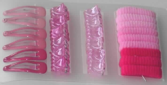 Haarklammer aus Kunststoff, in Form einer Warenzusammenstellung in Aufmachung für den Einzelverkauf, sog. "Haaraccesoire, Artikel-Nr. 08-9145 S/27".
Die Warenzusammenstellung besteht aus:
- sechs ca. 3 cm großen, tropfenförmigen, leicht gebogenen Haarspangen aus unedlem Metall, die mit rosa -bzw. lilafarbenem Farbüberzug versehen sind,
- 12 ca. 1 cm großen Haarklammern aus rosa- bzw. pink-transparentem Kunststoff in Form von zwei mittels einer Metallfeder verbundenen, zueinander gebogenen Kämmen, und
- neun Haarbändern mit einem Durchmesser von ca. 1 cm, aus elastischen, schlauchförmigen Schlingengewirken aus rosa- bzw. pinkfarbenen Spinnstoffen, lediglich geschnitten.
Die Haarspangen und -klammern bestimmen insbesondere aufgrund ihrer Menge den Charakter der Warenzusammenstellung. Innerhalb der Position 9615 bestimmen die Haarklammern ebenfalls aufgrund der Menge den Charakter des Sets.
Die Erzeugnisse sind auf einer Kunststoffkarte mit Aufhängeöse in einer transparenten Kunststofftüte für den Einzelverkauf aufgemacht.
Ein Bild der Ware befindet sich im Internet unter http://ec.europa.eu/taxation_customs/dds/ebticau_de.htm.