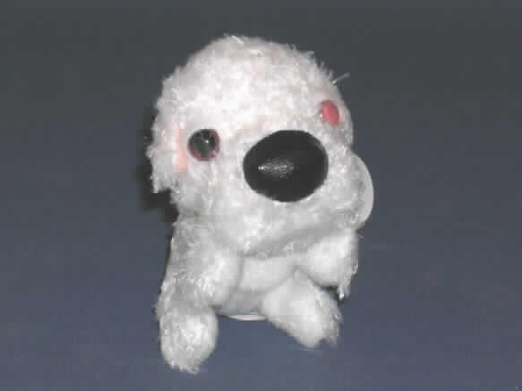 Spielzeug, ein Tier darstellend, Füllmaterial enthaltend, sog. Maltese aus der Aktion "Mc Donald´s - The Dog 2008".
Es handelt sich um einen ca. 9,5 cm großen Hund (Malteser) aus weißem Plüschspinnstoff, der einem im Verhältnis zum Körper großen Kopf aufweist. Er ist mit weichem Material gefüllt. Augen und Nase des Tieres bestehen aus Kunststoff. Um den Hals trägt es ein gelbfarbenes Halsband aus Kunststoff, das im Nacken mit einer Spinnstoffkordel am Tier befestigt ist, so dass es auch als Anhänger verwendet werden kann. 
Das Spielzeugtier ist zusammen mit einem Beipackzettel in einem Polyethylenbeutel für den Einzelverkauf aufgemacht und dient der spielerischen Unterhaltung von Kindern.
Ein Bild der Ware ist im Internet unter http://europa.eu.int/comm/taxation_customs/dds/de/ebticau.htm zu finden.