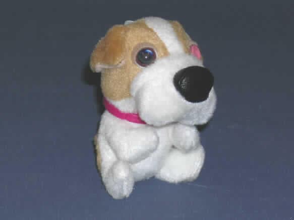 Spielzeug, ein Tier darstellend, Füllmaterial enthaltend, sog. Bull Dog aus der Aktion "Mc Donald´s - The Dog 2008".
Es handelt sich um einen ca. 9,5 cm großen Hund (Bulldogge) aus verschiedenfarbigem Plüschspinnstoff, der einem im Verhältnis zum Körper sehr großen Kopf aufweist. Er ist mit weichem Material gefüllt. Augen und Nase des Tieres bestehen aus Kunststoff. Um den Hals trägt es ein pinkfarbenes Halsband aus Kunststoff, das im Nacken mit einer Spinnstoffkordel am Tier befestigt ist, so dass es auch als Anhänger verwendet werden kann. 
Das Spielzeugtier ist zusammen mit einem Beipackzettel in einem Polyethylenbeutel für den Einzelverkauf aufgemacht und dient der spielerischen Unterhaltung von Kindern.
Ein Bild der Ware ist im Internet unter http://europa.eu.int/comm/taxation_customs/dds/de/ebticau.htm zu finden.