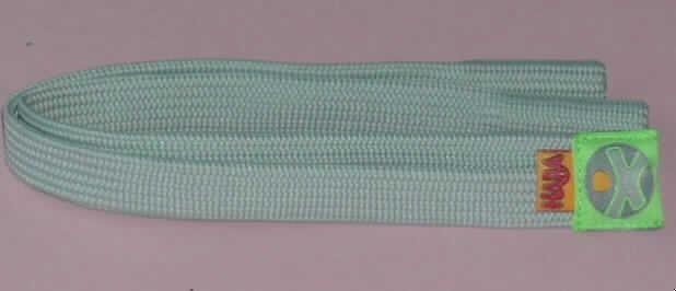 Zubehör, erkennbar hauptsächlich für Brillen, sog. Brillenband, in Form eines grauen, elastisch gewirkten Bandes aus Polyester. Das Brillenband besteht aus zwei zusammengenähten, ca. 28 cm langen Abschnitten, an deren Enden je ein kleines Kunststoffröhrchen eingearbeitet ist.
Die Ware wird zum Halten von Kinderbrillen unterschiedlicher Art eingesetzt.
Ein Bild der Ware befindet sich im Internet unter 
http://ec.europa.eu/taxation_customs/dds/ebticau_de.htm.