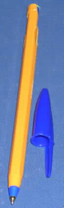 Kugelschreiber mit einem sechseckigen, gelben Gehäuse und einer blauen Schutzkappe aus Kunststoff (Maße: 14,6 x 0,7 cm = L x D), sog. Einwegkugelschreiber. In dem Gehäuse befindet sich eine nicht auswechselbare Mine, die mit nichtflüssiger (pastöser), blauer Tinte gefüllt ist.

Abbildung der Ware unter:
http://ec.europa.eu/taxation_customs/dds/ebticau_de.htm