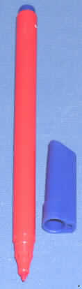 Schreiber mit Filzspitze, mit einem zylindrischen, roten Gehäuse und einer blauen Schutzkappe aus Kunststoff (Maße: 16 x 0,7 cm = L x D). In dem Gehäuse befindet sich ein länglicher, watteähnlicher Zuschnitt, der mit roter Tinte getränkt ist.

Abbildung der Ware unter:
http://ec.europa.eu/taxation_customs/dds/ebticau_de.htm