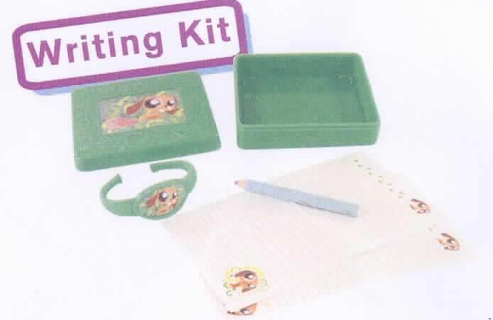 Zuschnitt aus nicht gestrichenem Papier, aus der Serie Mc Donald's - Littlest Pet Shop / Transformers 2009 - MEL" aus dem sog. Motiv "Writing Kit".
Es handelt sich um zwei Zuschnitte aus nicht gestrichenem Papier (Format etwa 9,1 x 15,5 cm, einmal gefalzt auf etwa 9,1 x 7,7 cm). Sie sind jeweils einseitig mit Abbildungen kindgerechter Motive bedruckt und liniert.
Die Zuschnitte sind gemeinsam mit einem Farbstift und einem Kinderarmband (beide nicht Gegenstand dieser Auskunft) in einer rechteckigen, grünen Kunststoffdose mit Hundemotiv und Schriftzug in einem Polybeutel für den Einzelverkauf aufgemacht. Da das Set für verschiedene, unabhängige Tätigkeiten genutzt werden kann (Schreiben, Malen, Schmücken) kommt eine Einreihung als Warenzusammenstellung nicht in Betracht.
Bilder des Sets befinden sich im Internet unter http://ec.europa.eu/taxation_customs/dds/ebticau_de.htm.