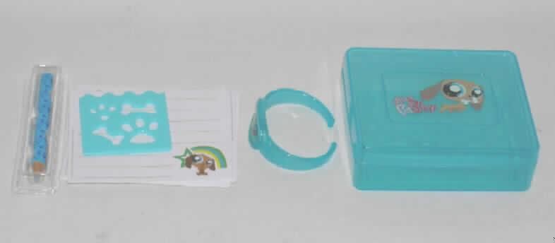 Zuschnitt aus nicht gestrichenem Papier, aus der Serie Mc Donald's - Littlest Pet Shop / Transformers 2008 - France" aus dem sog. Motiv "Writing Kit".
Es handelt sich um drei Zuschnitte aus nicht gestrichenem Papier (Format etwa 9,1 x 15,5 cm, einmal gefalzt auf etwa 9,1 x 7,7 cm). Sie sind jeweils einseitig mit Abbildungen kindgerechter Motive bedruckt und liniert.
Die Zuschnitte sind gemeinsam mit einer Kunststoffschablone, drei Briefumschlägen, einem Farbstift und einem Kinderarmband (alle nicht Gegenstand dieser Auskunft) in einer rechteckigen, blau-transparenten Kunststoffdose mit Hundemotiv und Schriftzug in einem Polybeutel für den Einzelverkauf aufgemacht. Da das Set für verschiedene, unabhängige Tätigkeiten genutzt werden kann (Schreiben, Malen, Schmücken) kommt eine Einreihung als Warenzusammenstellung nicht in Betracht.
Bilder des Sets befinden sich im Internet unter http://ec.europa.eu/taxation_customs/dds/ebticau_de.htm.