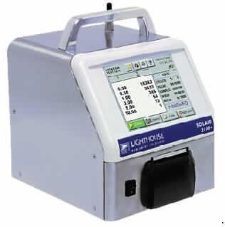 Elektronisches Untersuchungsgerät für Gase, in Form einer kombinierten Maschine, sog. Partikelzähler, im Wesentlichen bestehend aus einem 20,3 x 21,6 x 22,6 cm (LxBxH) großen Edelstahlgehäuse mit Touch Screen Bildschirm und eingebautem Thermodrucker.
Das 6,7 kg schwere Gerät besitzt eine Laserdiode als Lichtquelle, Anschlussmöglichkeiten für bis zu 4 Analogsensoren (nicht Gegenstand dieser vZTA) sowie diverse Schnittstellen zur Datenweitergabe.
Der Partikelzähler dient zur Ermittlung des Partikelgehaltes der Luft in Reinräumen (Hauptfunktion), wobei die gleichzeitige Anzeige von 6 Partikelgrößenkanälen möglich ist. Die Daten der Partikelzählung können gespeichert und mit dem eingebauten Drucker ausgedruckt werden.

Ein Bild der Ware befindet sich im Internet unter http://europa.eu.int/comm/taxation_customs/dds/de/ebticau.htm.