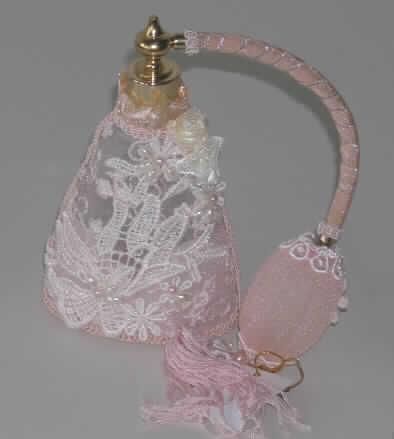 Parfumzerstäuber (Art. Nr. 3023639) zu Toilettenzwecken.
Bei der Ware handelt es sich um einen ca. 11 x 8 x 3 cm  (H x B X T) großen Parfumzerstäuber bestehend aus:
- einem Glasbehälter mit Schraubverschluss, zur Aufnahme des Parfums, 
- einer Zerstäubervorrichtung mit Saugrohr, die mittels Schraubverbindung auf dem Glasbehälter befestigt ist und
- einem birnenförmigen Druckerzeuger, das mittels eines Schlauchs mit der Zerstäubervorrichtung verbunden ist.
Das Erzeugnis ist mit einer Spinnstoffstickerei, Perlen und einer Quaste verziert und in einer Pappumschließung mit Styroporeinsatz aufgemacht.
Ein Bild der Ware ist im Internet unter http://ec.europa.eu/taxation_customs/dds/ebticau_de.htm  zu finden.