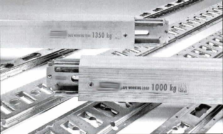 Erkennbares Karosserieteil eines Anhängers sog. Ladebalken im Wesentlichen bestehend aus, einem Schienensystem aus Aluminiumlegierung mit rechteckigem Querschnitt, das an beiden Seiten mit speziellen, ausziehbaren Endstücken aus Stahl versehen ist. Die Ladebalken haben eine Länge von 2400 mm bis 2670 mm und ein Querschnittsmaß von 66 x 83 mm. Sie besitzen eine Tragfähigkeit von 900 kg bis 1350 kg.
Die Ladebalken werden in sog. Ankerschienen (nicht Gegenstand der vZTA) eingehakt und ermöglichen das Einfügen einer zweiten Ladefläche oberhalb der ursprünglichen Ladefläche hauptsächlich bei Anhängern oder LKW. Die Ladebalken können auch zur Ladungssicherung verwendet werden.
Ein Hauptverwendungszweck in Bezug auf die Verwendung der Ware auf einem Anhänger oder LKW ist nicht feststellbar.
Ein Bild der Ware ist im Internet unter http://ec.europa.eu/taxation_customs/dds/ebticau_de.htm zu finden.