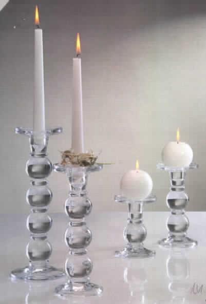 Nicht elektrischer Beleuchtungskörper, anderweit weder genannt noch inbegriffen, sog. Kerzenständer/-halter aus Glas, Art.-Nrn. 131-1, 131-2, 131-3 und 131-4.
Es handelt sich um einen Kerzenständer aus Glas mit rundem Standfuß (Durchmesser: 8,5 bzw. 10,5 cm bei Art. 131-4), einem Schaft gestaltet in der Form von mehreren, übereinander angeordneten Kugeln, am oberen Ende mit einer Stecktülle mit Tropfteller ausgestattet, die einer Tafelkerze (nicht Gegenstand dieser vZTA) einen festen Halt bietet.
Abmessungen je nach Modell: H 12,5 bzw. 18 bzw. 23 bzw. 28,5 cm/Durchmesser Tropfteller: 9 cm.

Ein Bild der Ware ist im Internet unter http://ec.europa.eu/taxation_customs/dds/ebticau_de.htm  zu finden.