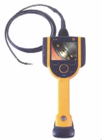 Optisches Instrument zum Messen oder Prüfen, in Kap 90 anderweit weder genannt noch inbegriffen, keine Ware der HS-Unterposition 9031 41, so genantes Video-Inspektionssystem XL GOTM VideoProbe , in Form einer Warenzusammenstellung in Aufmachung für den Einzelverkauf, bestehend aus einem 9,53 cm x 13,34 cm x 34,29 cm großen XL Go-System mit Akku und einem 3,7" Farbdisplay mit Aktivmatrix an dem ein Sondenschlauch mit Kamera befestigt ist (charakterbestimmend im Bezug auf die Verwendung), einem Akkuladegerät, einem 4GB ThumbDrive , einem Handgriff, einer Box für Wechselobjektive, einem Kugelgelenk, einer Halterung für das Handgerät, einer Stativklemme, einem Führungsrohr und einer Bedienungsanleitung auf CD-ROM in einem gemeinsamen Transportkoffer.
Das Gerät ermöglicht Vergleichsmessungen, Schattenmessungen sowie Flächen- Tiefen- und Linienmessungen von verschiedenen geometrischen Größen im Inneren von z.B. Motoren, Turbinen oder Rohrleitungen.
Äußere Form: siehe Abbildung