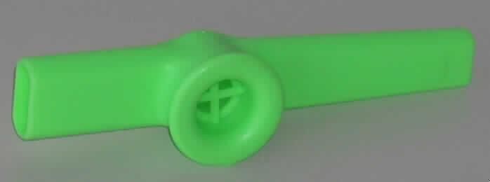 Blasinstrument in Form eines Kazoos, bestehend aus einem etwa 120 mm langen, leicht rechteckig zulaufenden, offenen Kunststoffröhrchen. Auf dem Röhrchen sitzt ein runder halboffener Halter, unter dem eine Pergamentmembran lose aufliegt. Durch Hineinblasen, bzw. Hineinsummen wird die Membran zum Schwingen gebracht und dadurch ein quäkender, nasaler Klang erzeugt. Das Erzeugnis ist in einer Kunststoffhüllel verpackt. Aufgrund der Beschaffenheit und des Verwendungszwecks stellt sich das Kazoo als Musikinstrument dar.