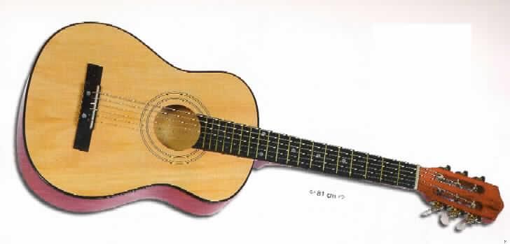 Saiteninstrument in Form einer akustischen Gitarre (Zupfinstrument). 

Die Gitarre hat eine Gesamtlänge von ca. 81 cm, besteht aus einem lackierten Holzkorpus, einem Hals und einer mit 6 Wirbeln besetzten Kopfplatte, mit der die aufgezogenen 6 Metallsaiten gespannt werden. 
  
Die Gitarre, charakterbestimmend in Bezug auf die Verwendung, ist gemeinsam mit 6 Ersatzsaiten und einem Kunststoffplektron in einem Pappkarton aufgemacht.