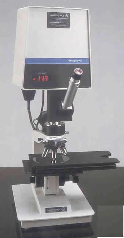 Anderer als in den HS-Unterpositionen 9027 10 bis 9027 30 genannter Apparat für physikalische Untersuchungen, optische Strahlen verwendend, sog. NanoSpec Mod. AFT 210 System, in Form eines Gerätesystems, das im Wesentlichen aus einem mit optischem Messkopf, Mikroskop, Halogenlampengehäuse, Objektivrevolver und Linsen sowie einem X-Y-Z-Messtisch versehenen Untersuchungsapparat, einem mit Messelektronik versehenen Industrierechner sowie einem Ein- und Ausgabegerät, bestehend aus Monitor und Tastatur (sog. Terminal) besteht. Die Systemkomponenten sind über Kabel miteinander verbunden und bilden eine funktionelle Einheit.
Die Ware dient zur Analyse der Waferoberfläche (Schichtdicke) während der Produktion in der Halbleiterfertigung. Zur Messung werden die Messproben (Wafer) mit Licht bestrahlt. Das eingestrahlte Licht wird von den Wafern in Abhängigkeit von der Wellenlänge unterschiedlich stark reflektiert bzw. absorbiert. Das reflektierte Licht wird im Messkopf an einem Gitter in seine Wellenlängen aufgespalten. Ein Photomultiplier misst die Intensität des reflektierten Lichts in Abhängigkeit von der Wellenlänge und ermöglicht so die Berechnung der Schichtdicke der Wafer.
Ein Bild des Untersuchungsapparats befindet sich im Internet unter http://ec.europa.eu/taxation_customs/dds/ebticau_de.htm.