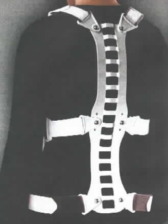 Orthopädische Vorrichtung für Menschen, als Warenzusammenstellung in Aufmachung für den Einzelverkauf, in Form 
- einer Rückenorthese, im Wesentlichen bestehend aus einer ca. 47 cm langen, anatomisch
  geformten, gepolsterten, mit Kunststoff überzogenen Metallschiene (sog. Rückenpelotte) 
  mit beidseitig jeweils drei befestigten Klettverschlussbändern im Schulter-, Brust- und
  Hüftbereich, die durch Schnallen im Bauchbereich an einem ca. 25 cm x 15 cm großen
  Klettverschlusskissen mit leichter Druckfunktion zusammengeführt werden;
  (charakterbestimmend aufgrund der Verwendung) und
- einem Ersatzschaumstoffpolster für die Pelotte zur weiteren Nutzung der Orthese bei 
  Reinigung /Verschleiß des Polsters.
Die Orthese bewirkt eine Aufrichtung des Oberkörpers und damit eine Verringerung 
der Kyphose (rückwärtige Krümmung der Wirbelsäule), indem sie die Wirbelsäule stützt. Die Vorrichtung kann durch Verformung der Rückenpelotte individuell an den Patienten angepasst werden und wird hauptsächlich bei Osteoporose, Morbus Scheuermann sowie Rundrücken mit chronischen Rückenschmerzen verwendet. Sie kann aber auch bei osteoporotischen Sinterungsfrakturen der Brust- und Lendenwirbelsäule zum Einsatz kommen.
Die Ware ist noch nicht zusammengesetzt in einer Kunststofftüte in einem bedruckten Karton aufgemacht.

Ein Bild der Ware ist im Internet unter http://ec.europa.eu/taxation_customs/dds/ebticau_de.htm
zu finden.