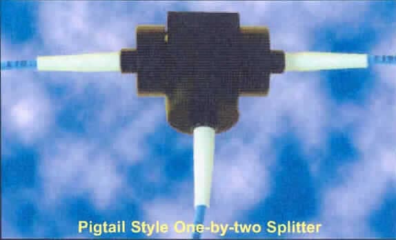 Optisches Gerät, im Kapitel 90 anderweit weder genannt noch inbegriffen, keine Ware der Codenummern 9013 1000 00 0 bis 9013 8090 20 0, sog. Beam Splitter FOBS (Faseroptischer Strahlteiler), im Wesentlichen bestehend aus einem Gehäuse mit eingebautem optischem, teildurchlässigem Spiegel, zur Aufteilung eines Lichtsignals in zwei Strahlen im Teilungsverhältnis 50:50, wobei die Polarisation beibehalten wird sowie drei daran angeschlossenen, je einen Meter langen Lichtwellenleitern .
Ein Bild finden Sie im Internet unter http://ec.europa.eu/taxation_customs/dds/ebticau_de.htm.