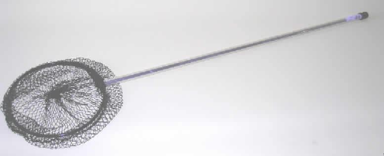 Handnetz zum Landen von Fischen, sog. Fischkescher.

Der Kescher besteht aus einem ca. 80 cm langen Stiel aus Aluminium mit einem kreisförmigen Rahmen bzw. Bügel (Durchmesser ca. 20 cm). 
Der Bügel besteht aus einem mit Kunststoff überzogenen Aluminiumdraht, an dem ein grobmaschiges Fangnetz aus schwarzfarbenen Spinnstoffen befestigt ist.

Ein Bild der Ware ist unter http://europa.eu.int/comm/taxation_customs/dds/de/ebticau.htm zu finden.