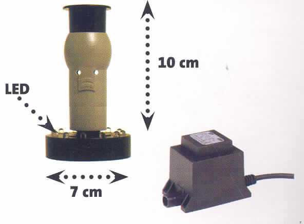 Anderer (als in den UPos. 9405 1021 bis 9405 4010 erfasster) elektrischer Beleuchtungskörper aus Kunststoff, von der mit Leuchtdioden verwendeten Art, zerlegt  - sog. Wasserspiel für Teichpumpen -, anderweit weder genannt noch inbegriffen, bestehend aus einem ringförmigen Kunststoffgehäuse ( ca. 7 x 1,8 cm groß) mit 12 Leuchtdioden (2,5 VA), 10 m langem Anschlusskabel und Verbindungsstecker, einem runden ca. 10,5 cm hohen Kunststoffteil und einem Transformator ( 12 V, 2,5 VA) mit einem 2 m langen isolierten Kabel mit Stecker.
Die Ware wird auf eine Teichpumpe (nicht Gegenstand dieser verbindlichen Zolltarifauskunft) aufgesetzt und beleuchtet den durch das Kunststoffteil fließenden, nach oben austretenden Wasserstrahl. Sie ist teilweise zerlegt und gemeinsam in einem Pappkarton verpackt.

Abbildung der Ware im Internet
