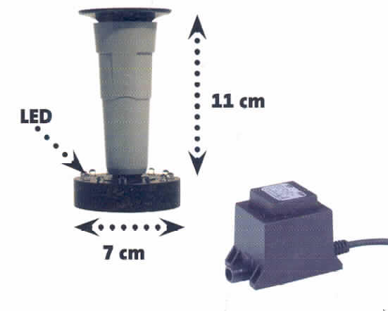 Anderer (als in den UPos. 9405 1021 bis 9405 4010 erfasster) elektrischer Beleuchtungskörper aus Kunststoff, von der mit Leuchtdioden verwendeten Art, zerlegt  - sog. Wasserspiel für Teichpumpen -, anderweit weder genannt noch inbegriffen, bestehend aus einem ringförmigen Kunststoffgehäuse ( ca. 7 x 2,2 cm groß) mit 12 Leuchtdioden (2,5 VA), 10 m langem Anschlusskabel und Verbindungsstecker, einem runden ca. 11 cm hohen, trichterförmigen Kunststoffteil und einem Transformator ( 12 V, 2,5 VA) mit einem 2 m langen isolierten Kabel mit Stecker.
Die Ware wird auf eine Teichpumpe (nicht Gegenstand dieser verbindlichen Zolltarifauskunft) aufgesetzt und beleuchtet den durch das Kunststoffteil fließenden, nach oben austretenden Wasserstrahl. Sie ist teilweise zerlegt und gemeinsam in einem Pappkarton verpackt.

Abbildung der Ware im Internet